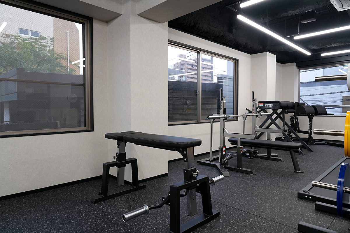 Flat and incline benches by the windows